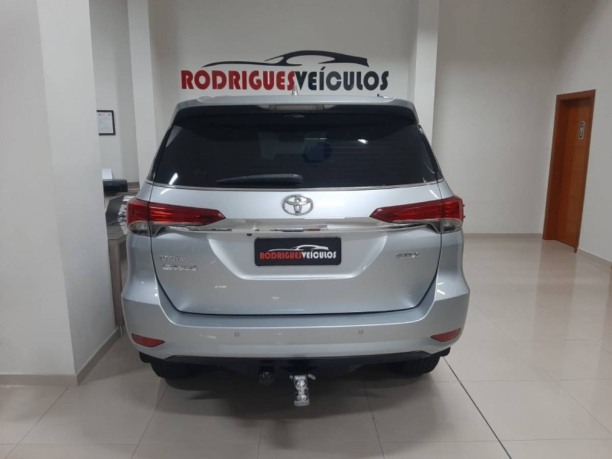 TOYOTA - HILUX SW4 - 2018/2018 - Prata - R$ 229.000,00