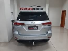 TOYOTA - HILUX SW4 - 2018/2018 - Prata - R$ 229.000,00