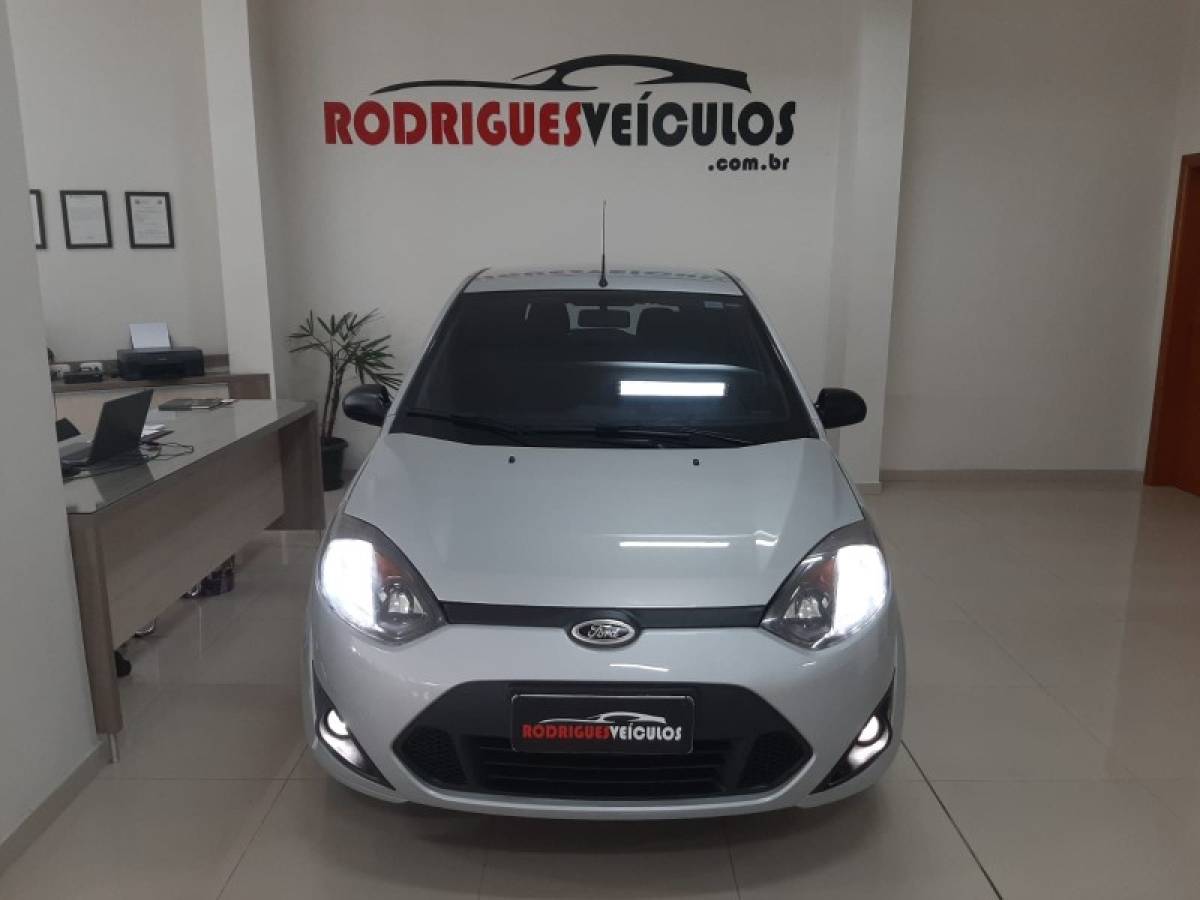 FORD - FIESTA - 2013/2014 - Prata - R$ 33.900,00