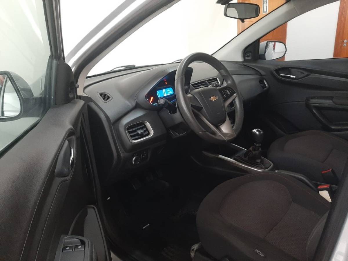 CHEVROLET - ONIX - 2015/2016 - Prata - R$ 54.900,00