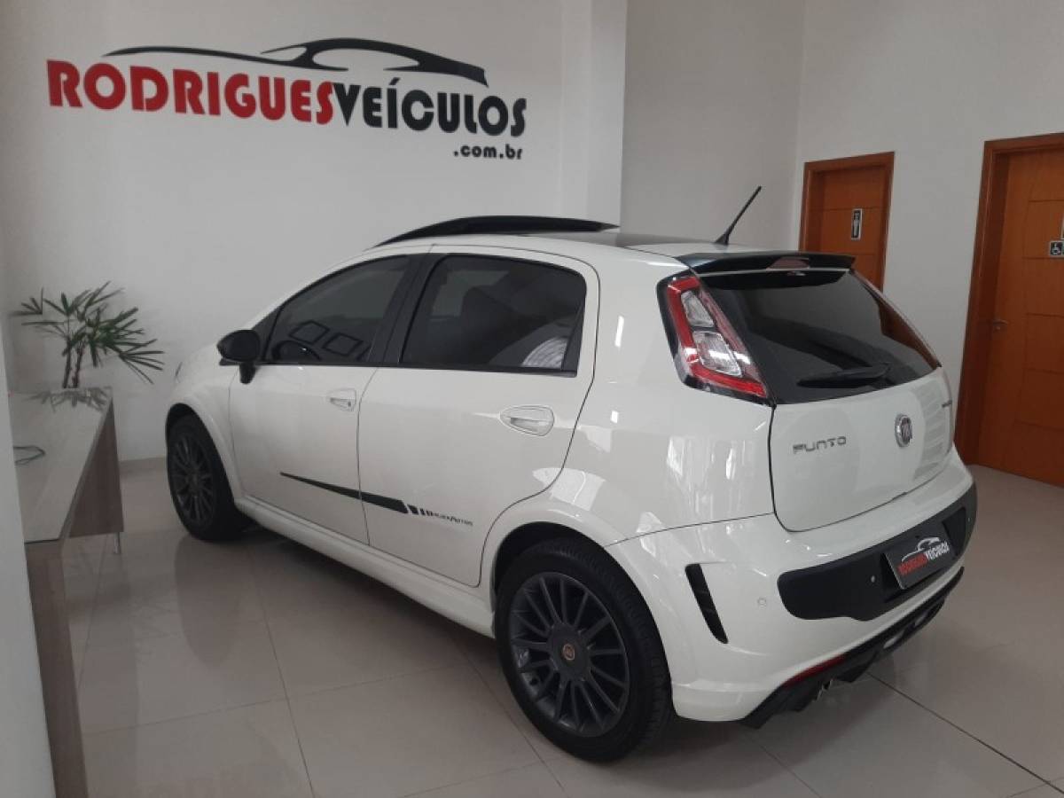 FIAT - PUNTO - 2014/2015 - Branca - R$ 54.900,00