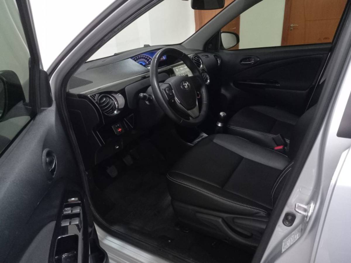 TOYOTA - ETIOS CROSS - 2015/2016 - Prata - R$ 54.900,00