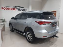 TOYOTA - HILUX SW4 - 2018/2018 - Prata - R$ 229.000,00