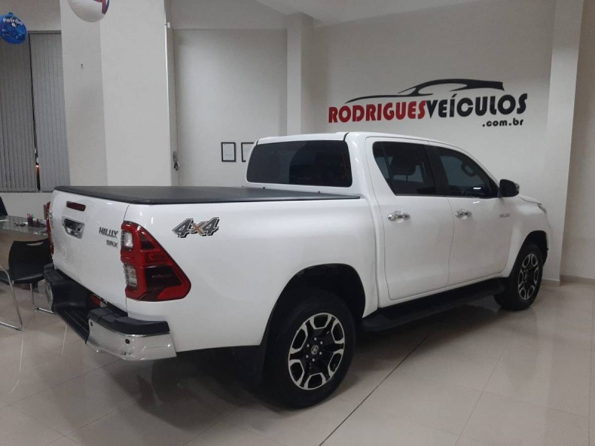 TOYOTA - HILUX - 2022/2022 - Branca - R$ 259.000,00