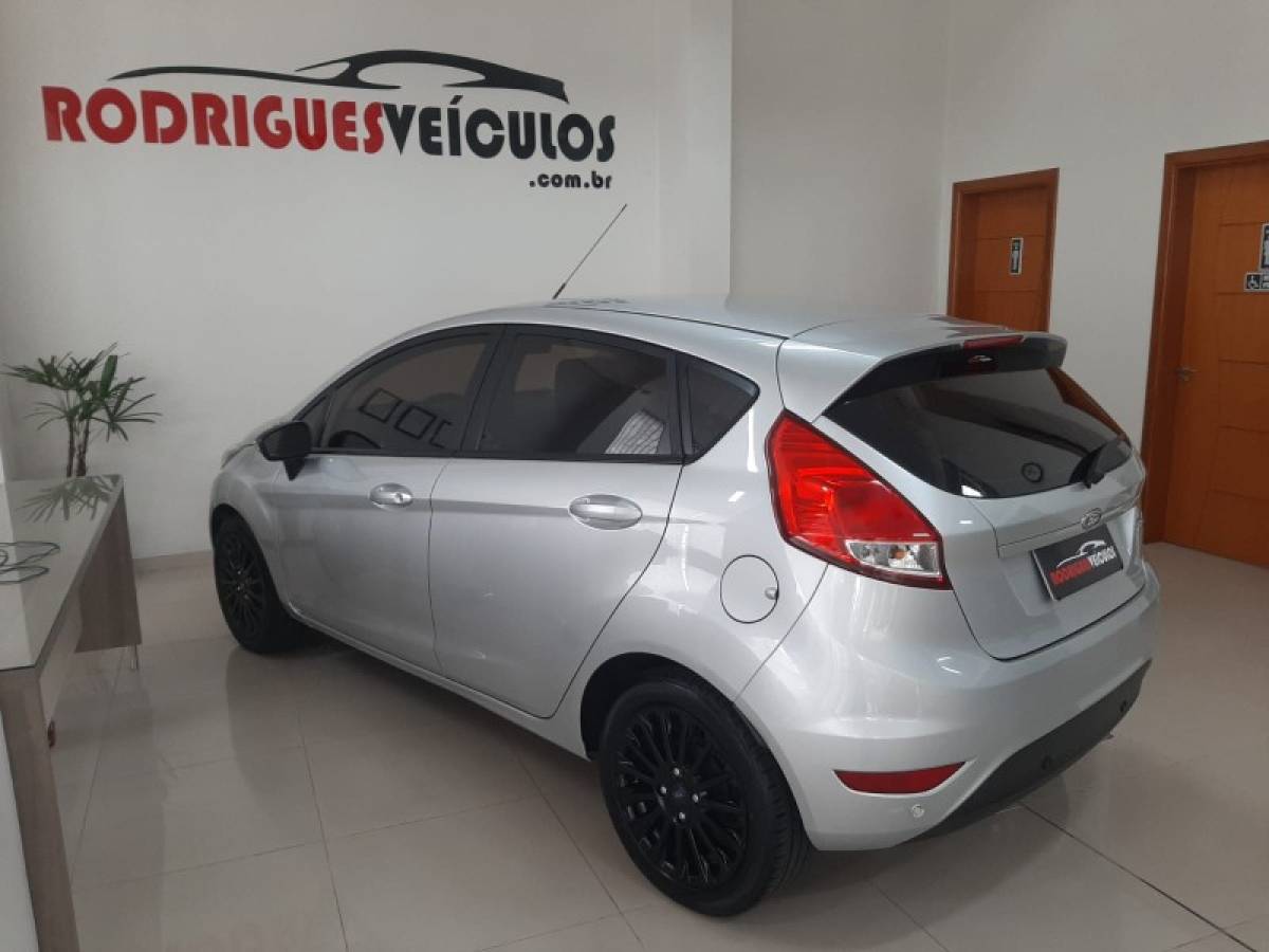 FORD - FIESTA - 2017/2017 - Prata - R$ 54.900,00
