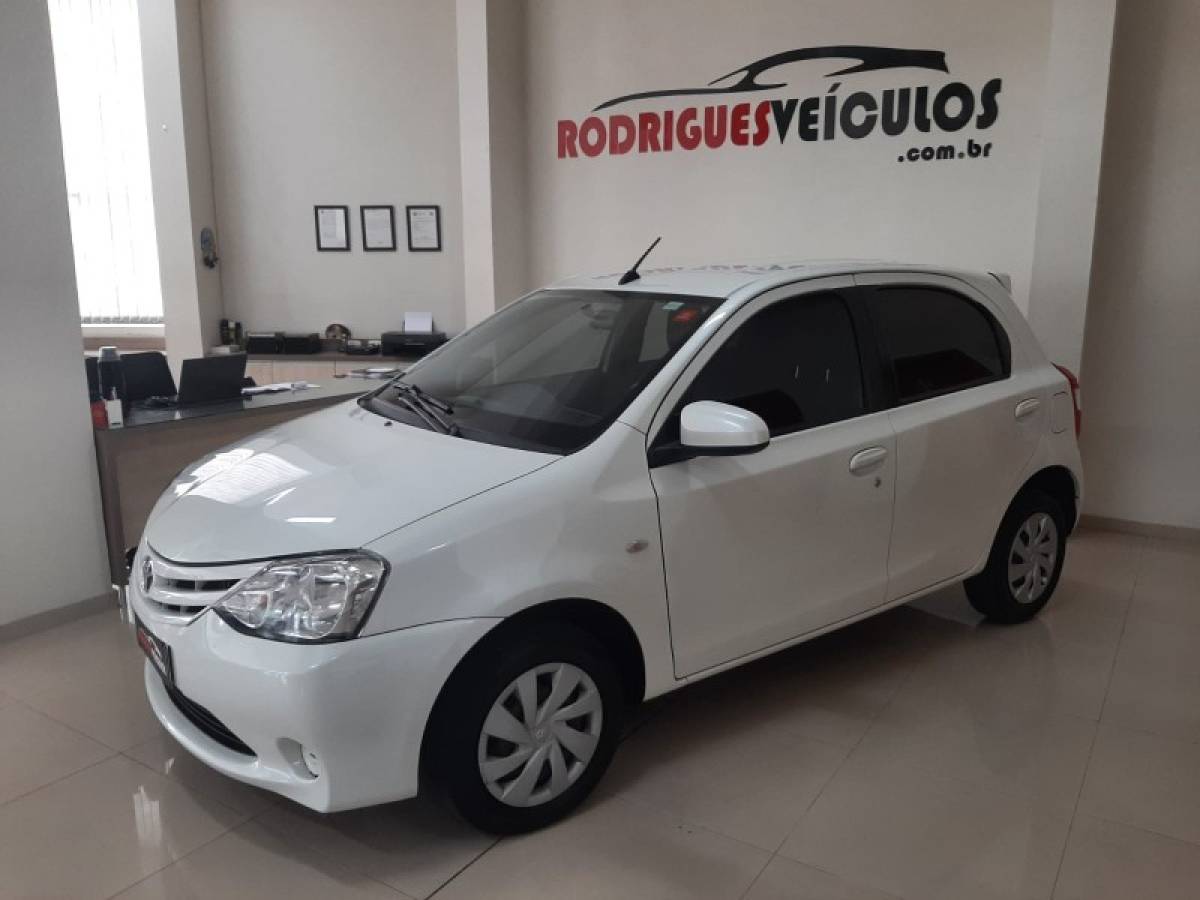 TOYOTA - ETIOS - 2016/2017 - Branca - R$ 59.900,00
