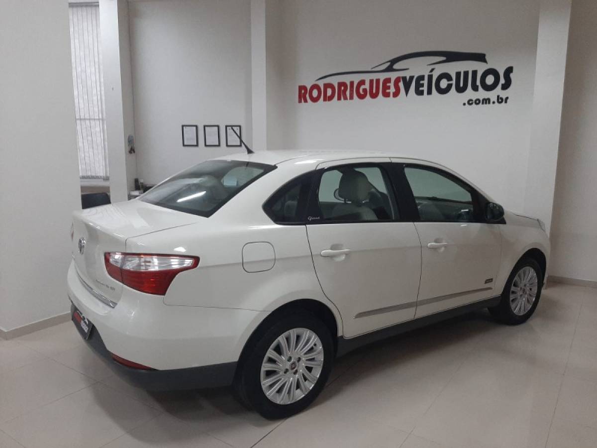 FIAT - GRAND SIENA - 2015/2015 - Branca - R$ 47.900,00