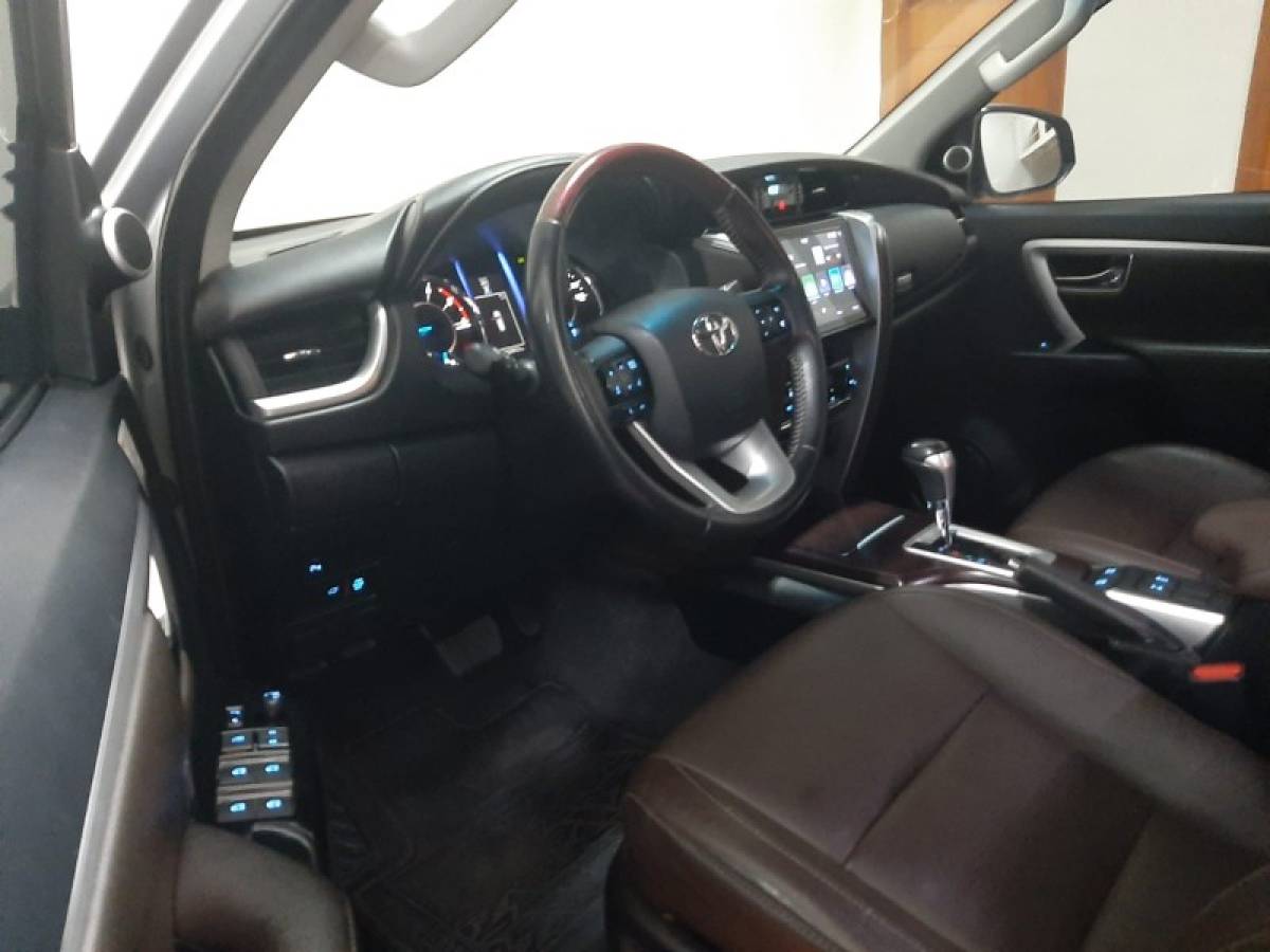 TOYOTA - HILUX SW4 - 2018/2018 - Prata - R$ 229.000,00