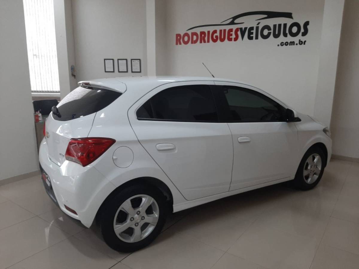 CHEVROLET - ONIX - 2018/2019 - Branca - R$ 62.900,00