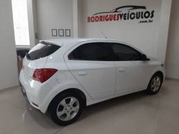 CHEVROLET - ONIX - 2018/2019 - Branca - R$ 62.900,00
