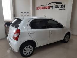 TOYOTA - ETIOS - 2016/2017 - Branca - R$ 59.900,00