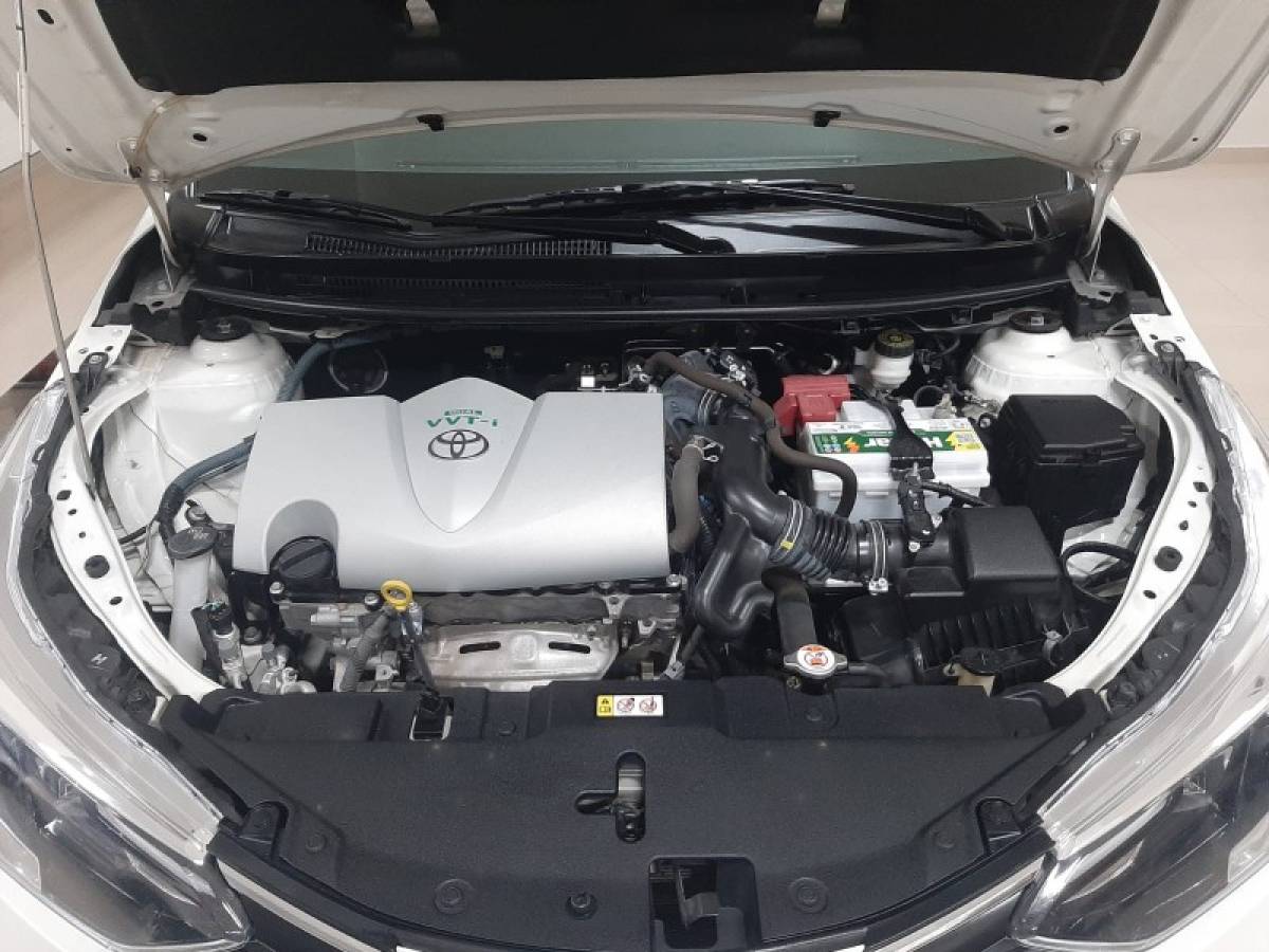TOYOTA - YARIS - 2018/2019 - Branca - R$ 82.900,00