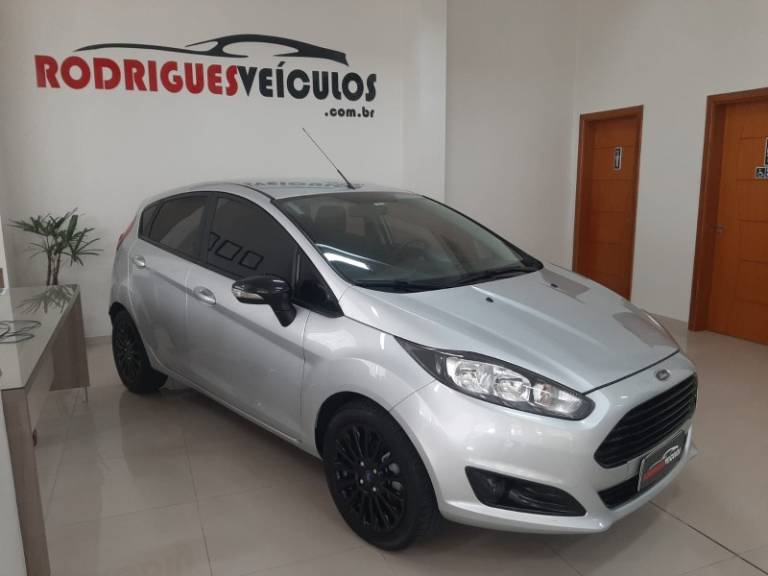 FORD - FIESTA - 2017/2017 - Prata - R$ 54.900,00