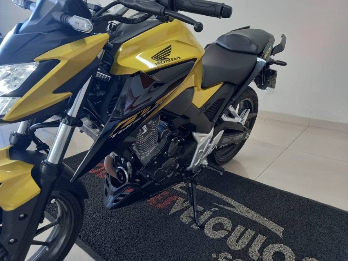 HONDA - CB 300F TWISTER - 2024/2024 - Dourada - R$ 25.900,00