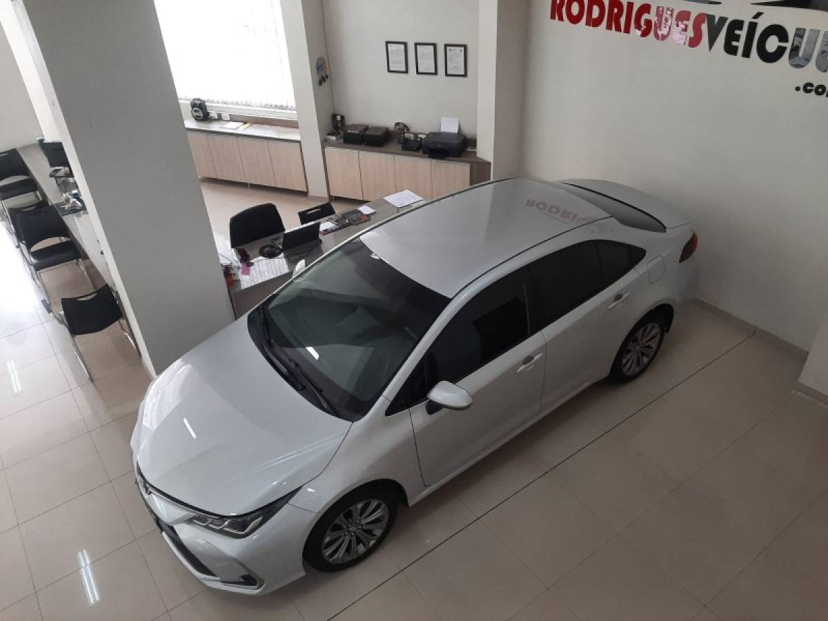 TOYOTA - COROLLA - 2020/2021 - Prata - R$ 119.990,00
