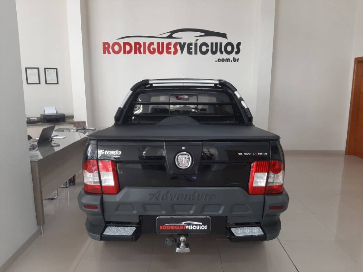 FIAT - STRADA - 2011/2012 - Preta - R$ 53.800,00