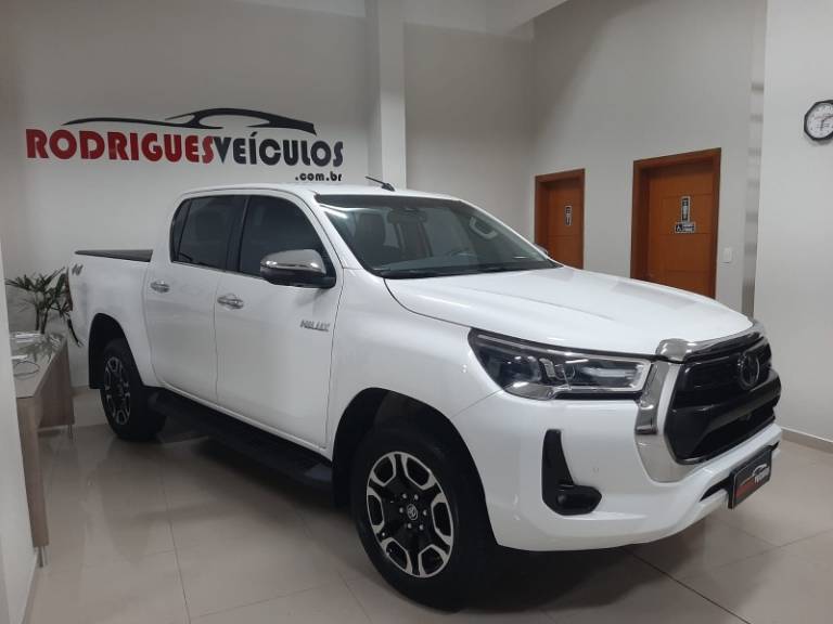TOYOTA - HILUX - 2022/2022 - Branca - R$ 259.000,00