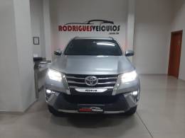 TOYOTA - HILUX SW4 - 2018/2018 - Prata - R$ 229.000,00