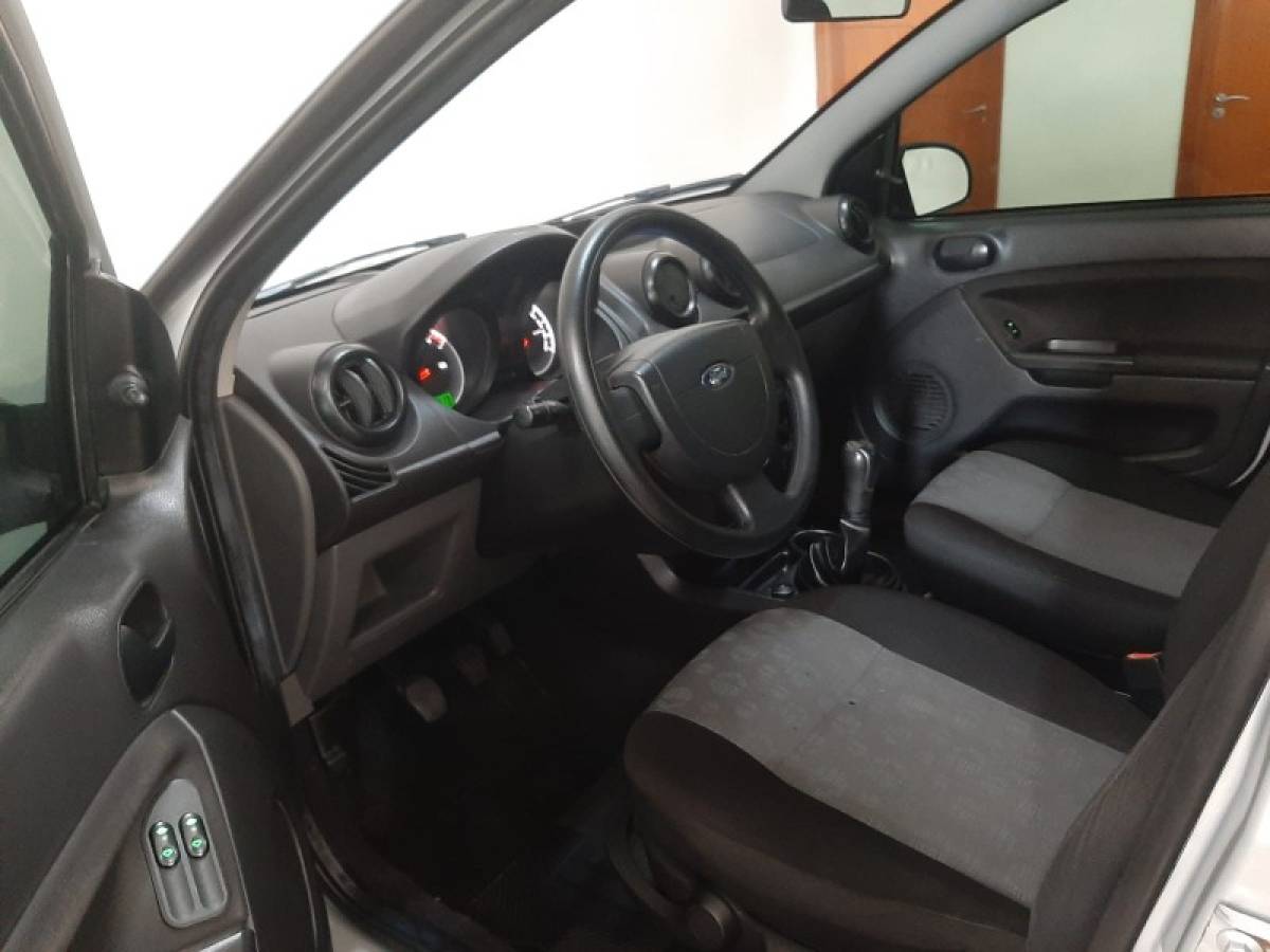 FORD - FIESTA - 2013/2014 - Prata - R$ 33.900,00