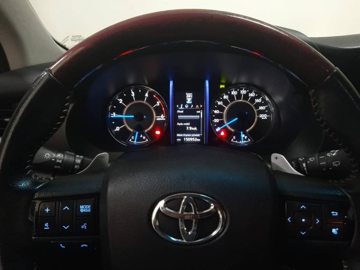 TOYOTA - HILUX SW4 - 2018/2018 - Prata - R$ 229.000,00