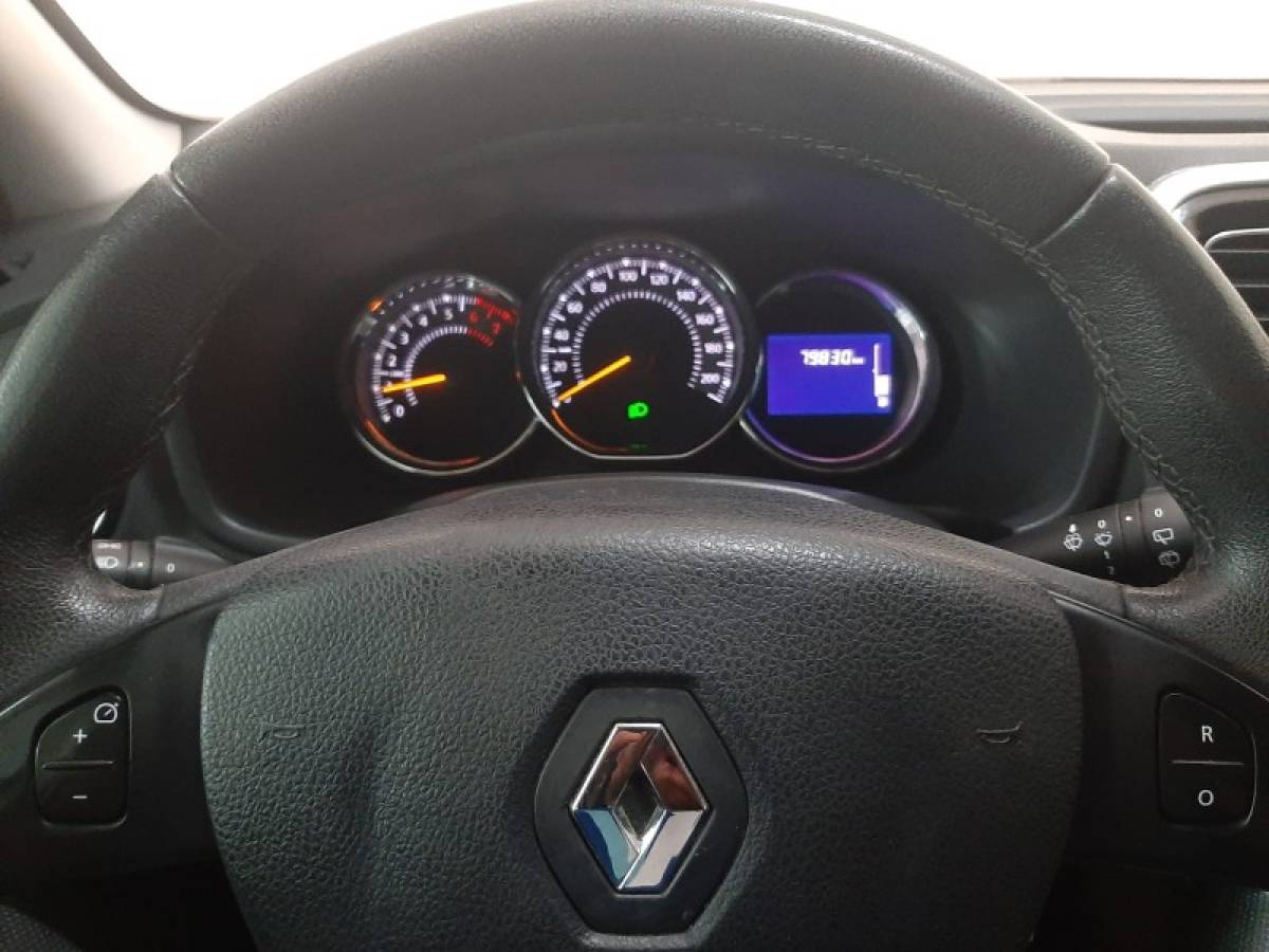 RENAULT - SANDERO - 2014/2015 - Prata - R$ 44.900,00