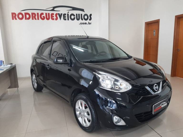 NISSAN - MARCH - 2015/2016 - Preta - R$ 45.900,00