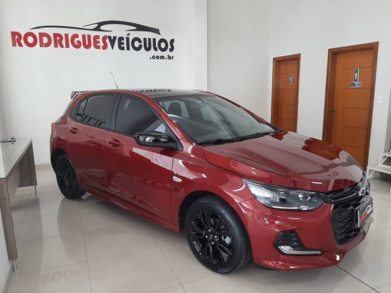 CHEVROLET - ONIX - 2021/2022 - Vermelha - R$ 77.900,00