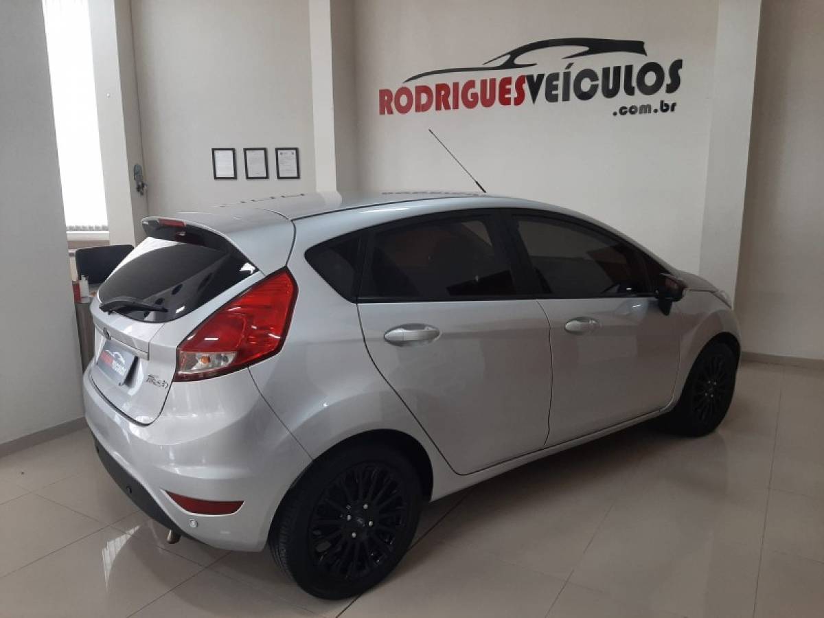 FORD - FIESTA - 2017/2017 - Prata - R$ 54.900,00