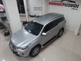 TOYOTA - HILUX SW4 - 2018/2018 - Prata - R$ 229.000,00