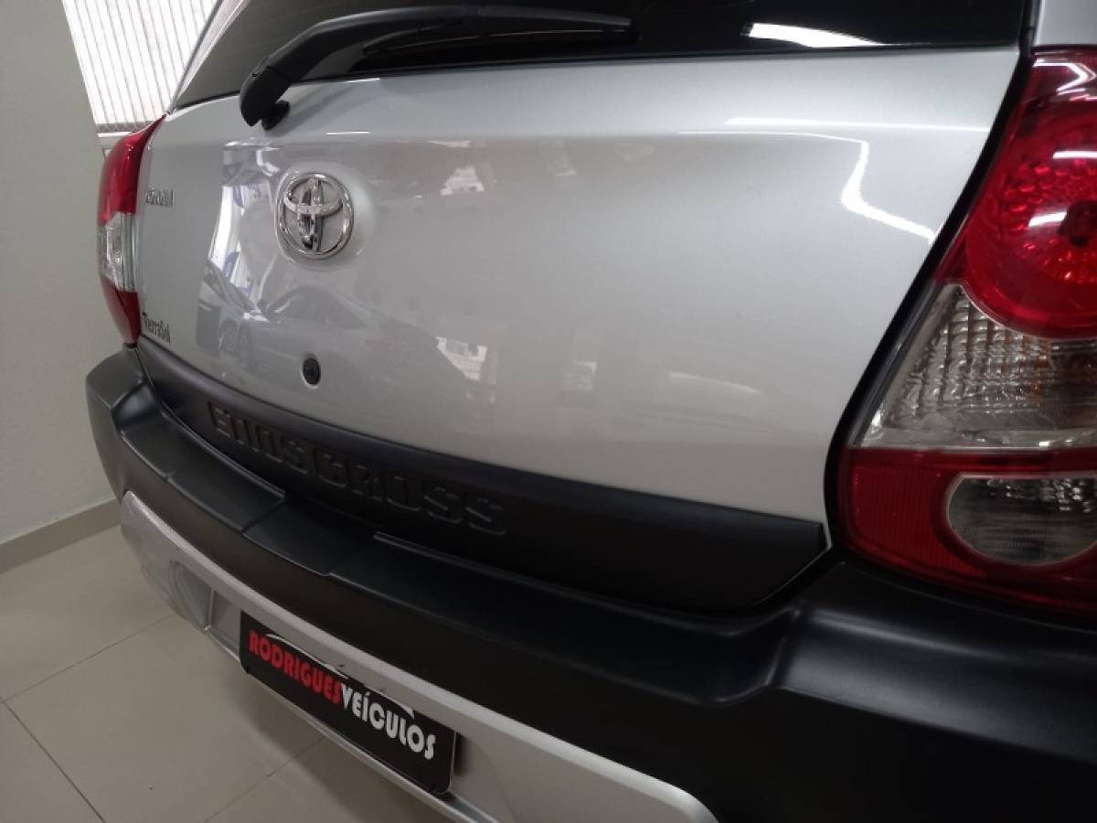 TOYOTA - ETIOS CROSS - 2015/2016 - Prata - R$ 54.900,00
