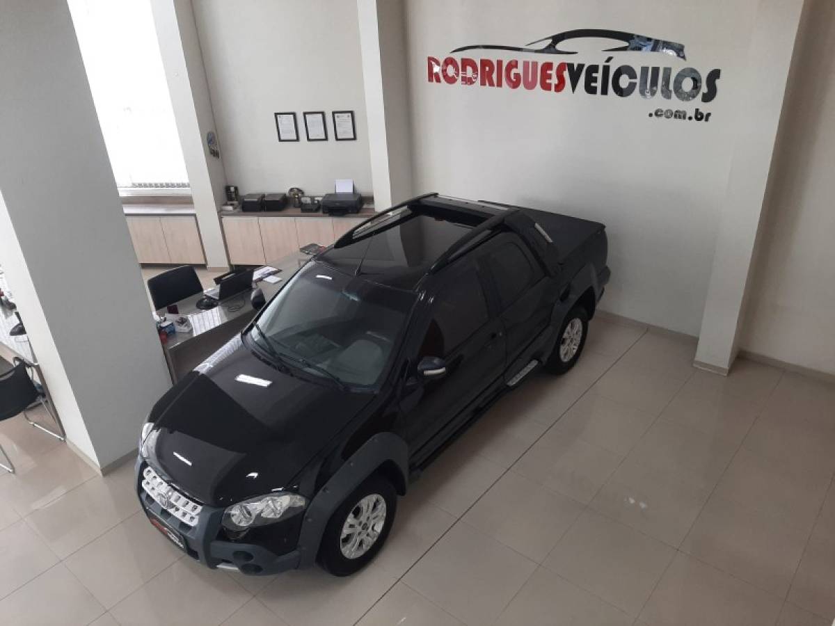 FIAT - STRADA - 2011/2012 - Preta - R$ 53.800,00