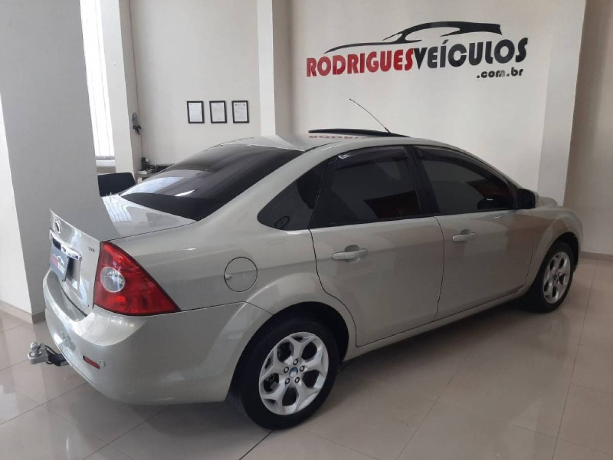 FORD - FOCUS - 2010/2011 - Prata - R$ 44.900,00