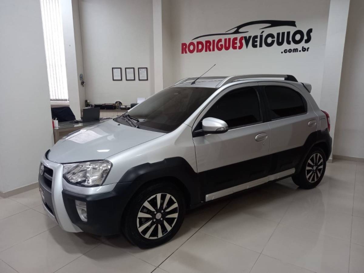 TOYOTA - ETIOS CROSS - 2015/2016 - Prata - R$ 54.900,00