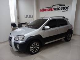TOYOTA - ETIOS CROSS - 2015/2016 - Prata - R$ 54.900,00