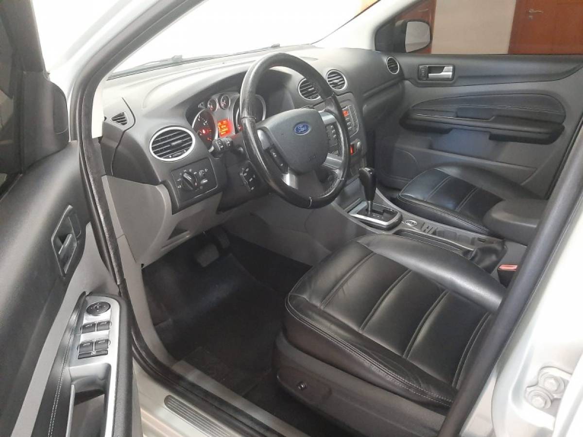 FORD - FOCUS - 2010/2011 - Prata - R$ 44.900,00