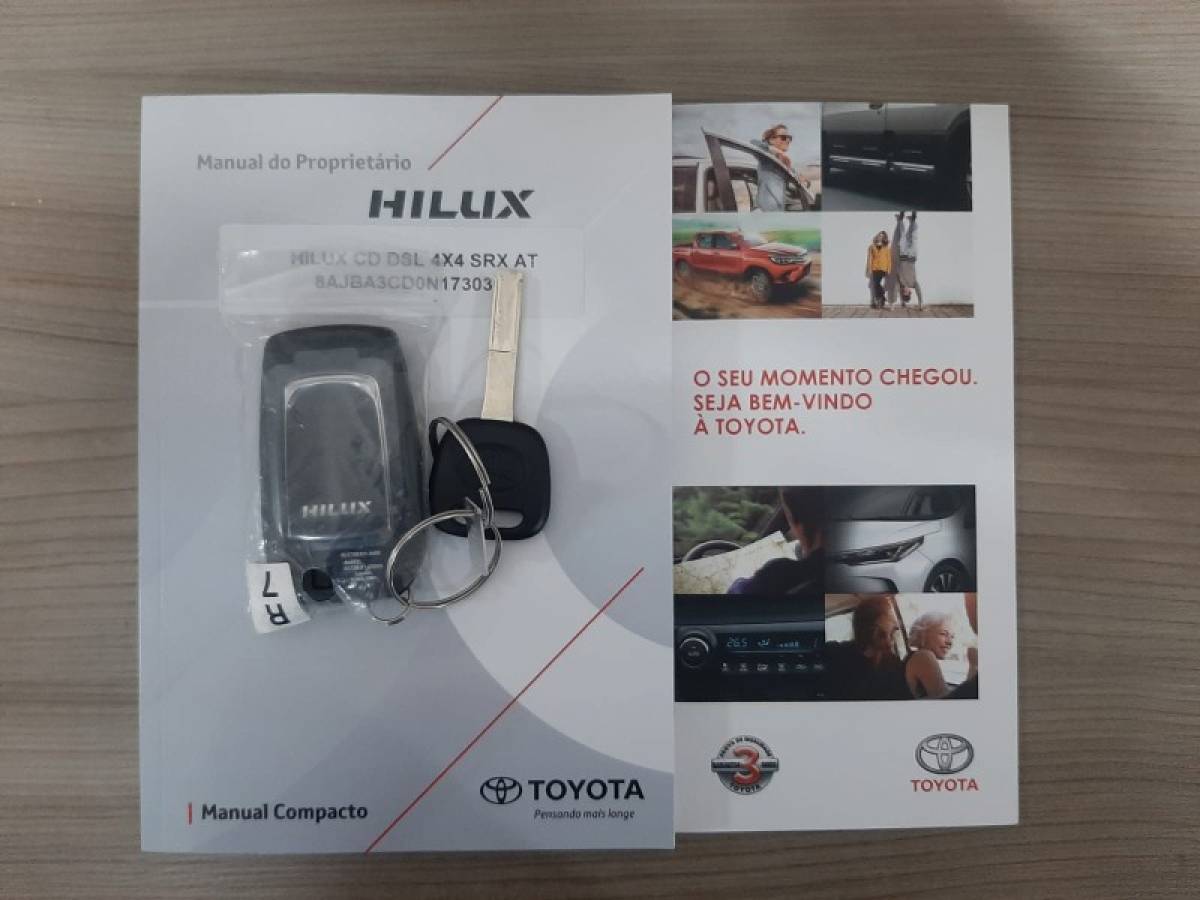 TOYOTA - HILUX - 2022/2022 - Branca - R$ 259.000,00
