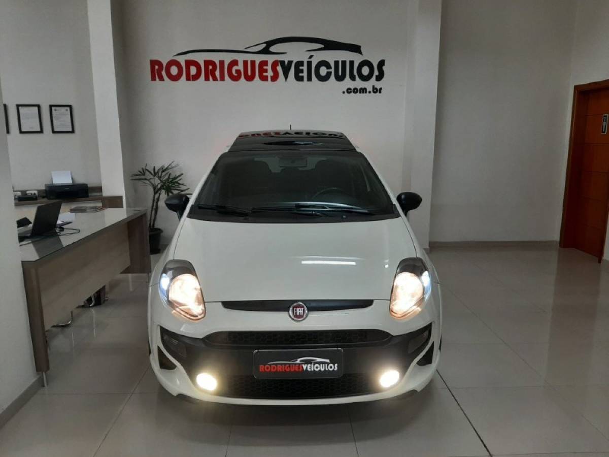 FIAT - PUNTO - 2014/2015 - Branca - R$ 54.900,00