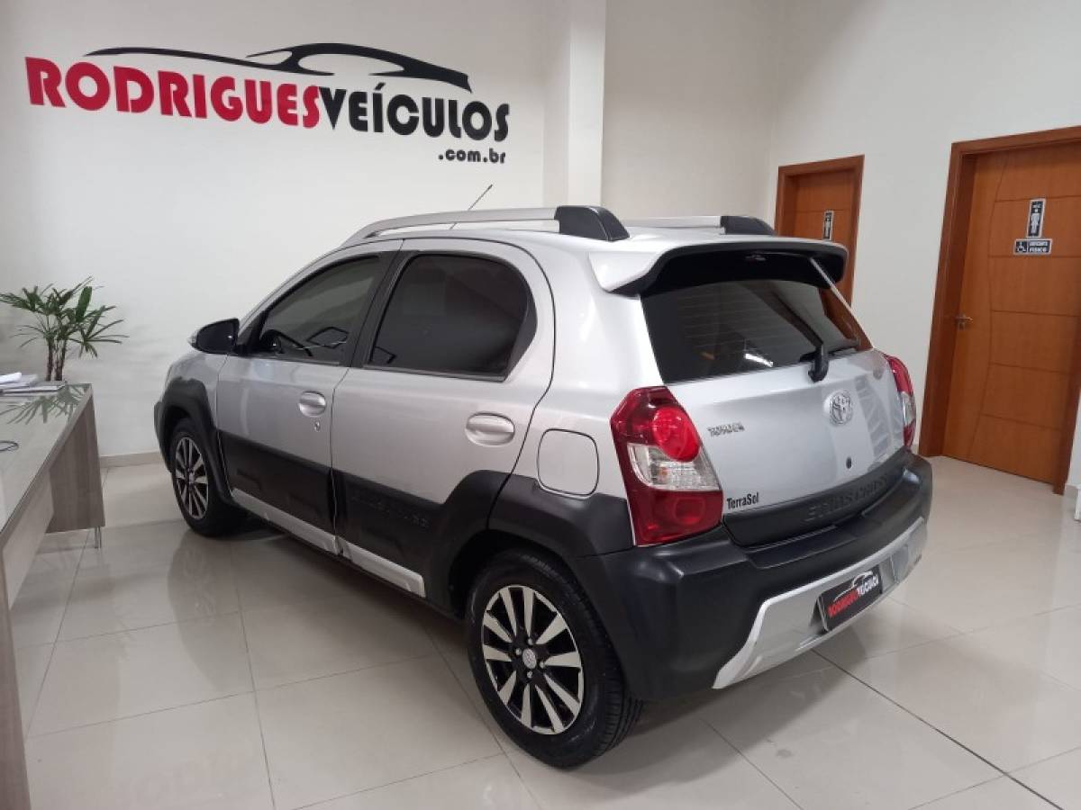 TOYOTA - ETIOS CROSS - 2015/2016 - Prata - R$ 54.900,00