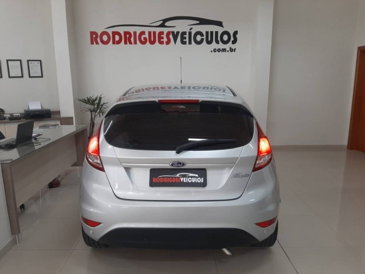 FORD - FIESTA - 2017/2017 - Prata - R$ 54.900,00