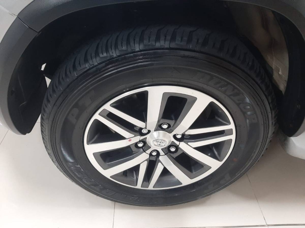 TOYOTA - HILUX SW4 - 2018/2018 - Prata - R$ 229.000,00