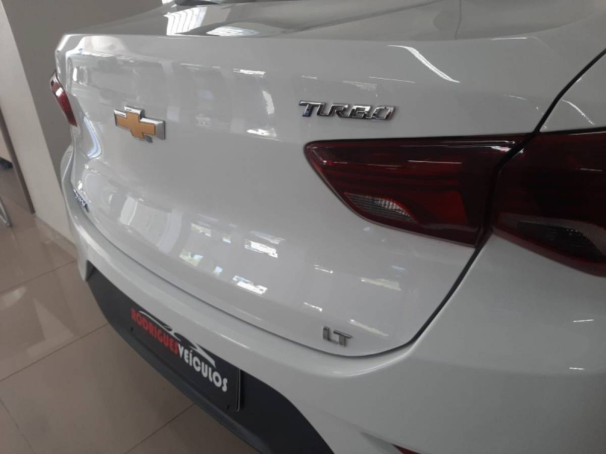 CHEVROLET - ONIX - 2022/2023 - Branca - R$ 88.900,00