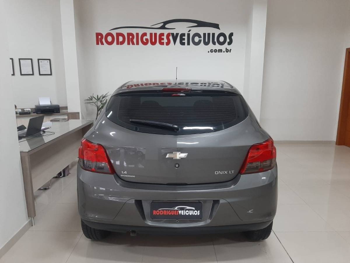 CHEVROLET - ONIX - 2014/2015 - Cinza - R$ 49.900,00