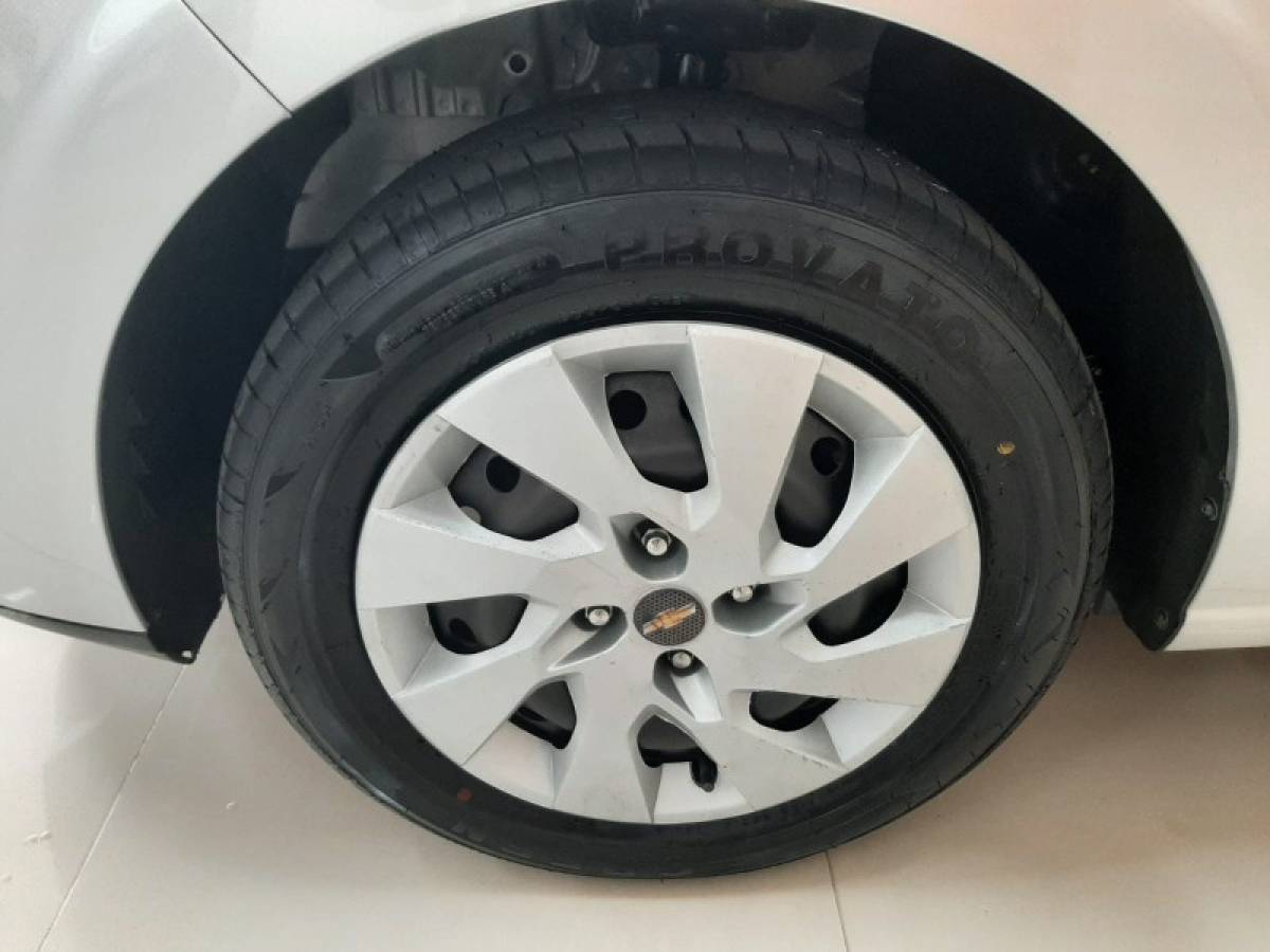 CHEVROLET - ONIX - 2015/2016 - Prata - R$ 54.900,00