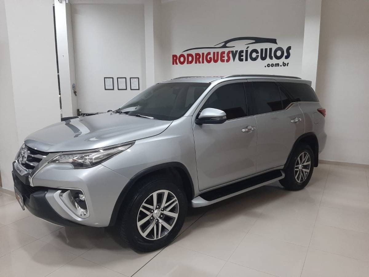 TOYOTA - HILUX SW4 - 2018/2018 - Prata - R$ 229.000,00