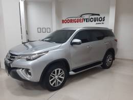 TOYOTA - HILUX SW4 - 2018/2018 - Prata - R$ 229.000,00