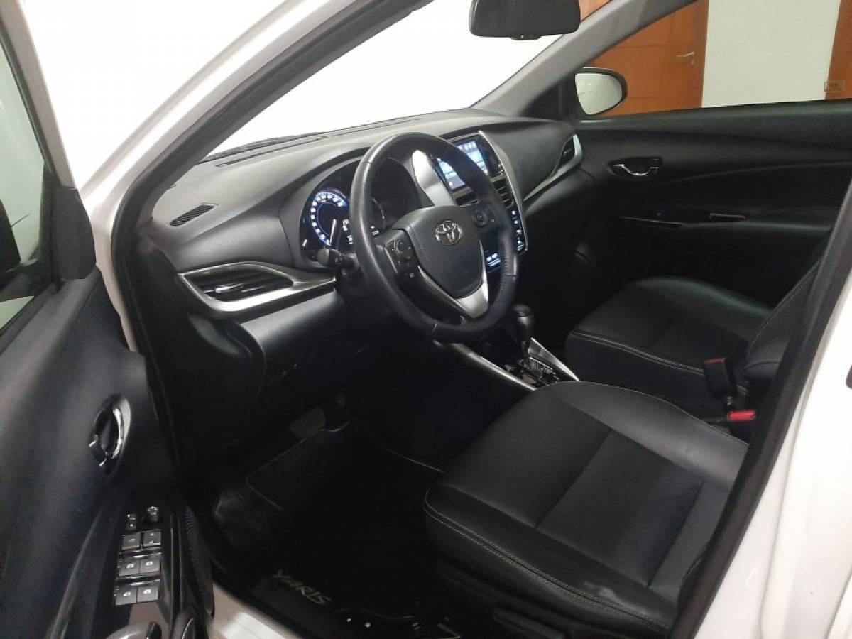 TOYOTA - YARIS - 2018/2019 - Branca - R$ 82.900,00