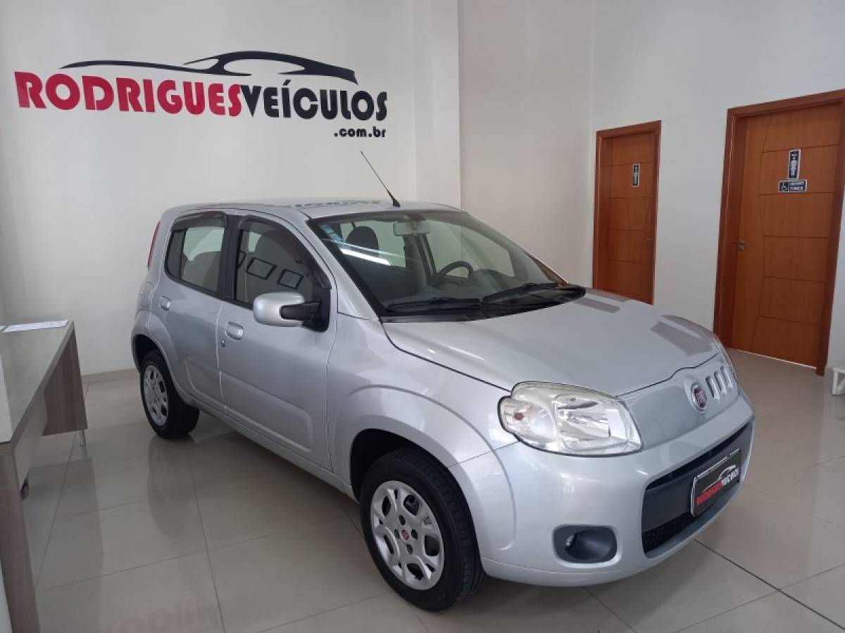 FIAT - UNO - 2010/2011 - Prata - R$ 28.900,00