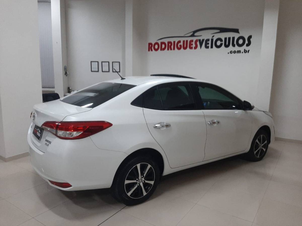 TOYOTA - YARIS - 2018/2019 - Branca - R$ 82.900,00