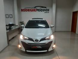 TOYOTA - YARIS - 2018/2019 - Branca - R$ 82.900,00