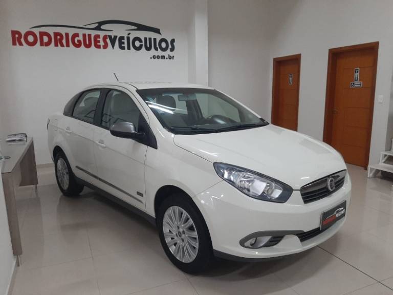 FIAT - GRAND SIENA - 2015/2015 - Branca - R$ 47.900,00